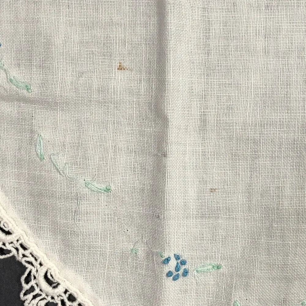 Vintage Oval White Table Topper Embroidery Crocheted Edge 14